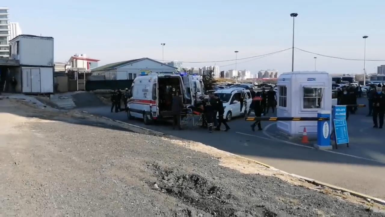 Küçükçekmece adliyesi önünde silahlı kavga: Ölü ve yaralılar var