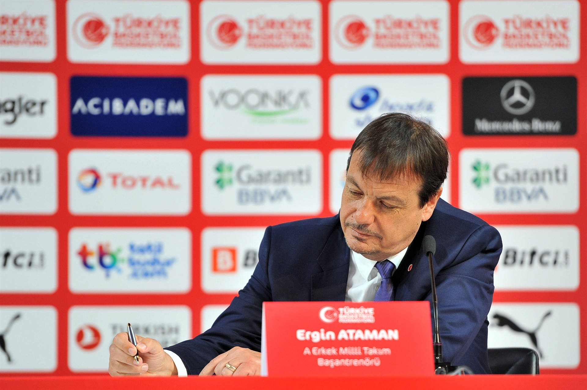 Ergin Atamanin imza töreninden fotoğraflar