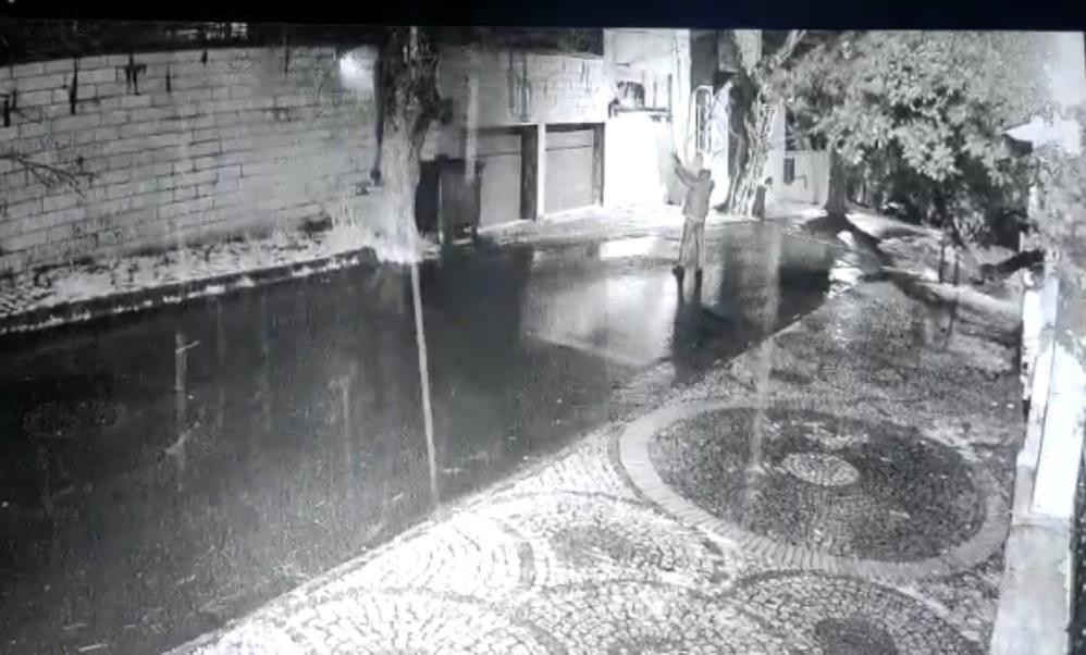 İş adamı Mustafa Feridun Uzunyolun villasına silahlı saldırı anları görüntülendi