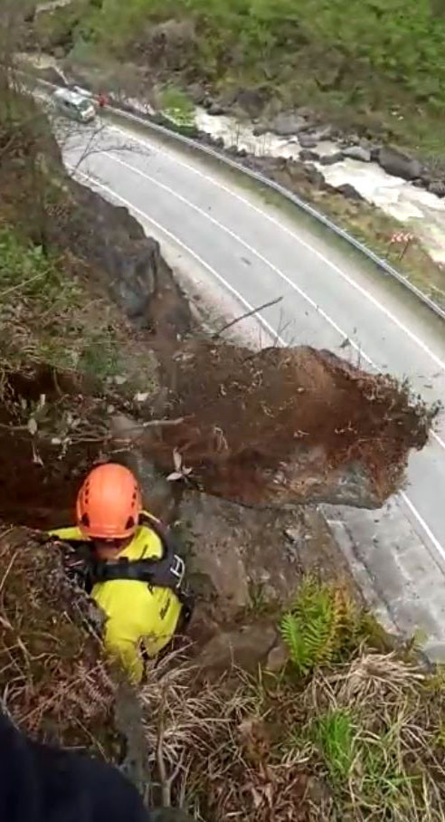 Dağcılar riskli kayalar için çalışma başlattı... Yamaçları çelik ağlarla örüyor