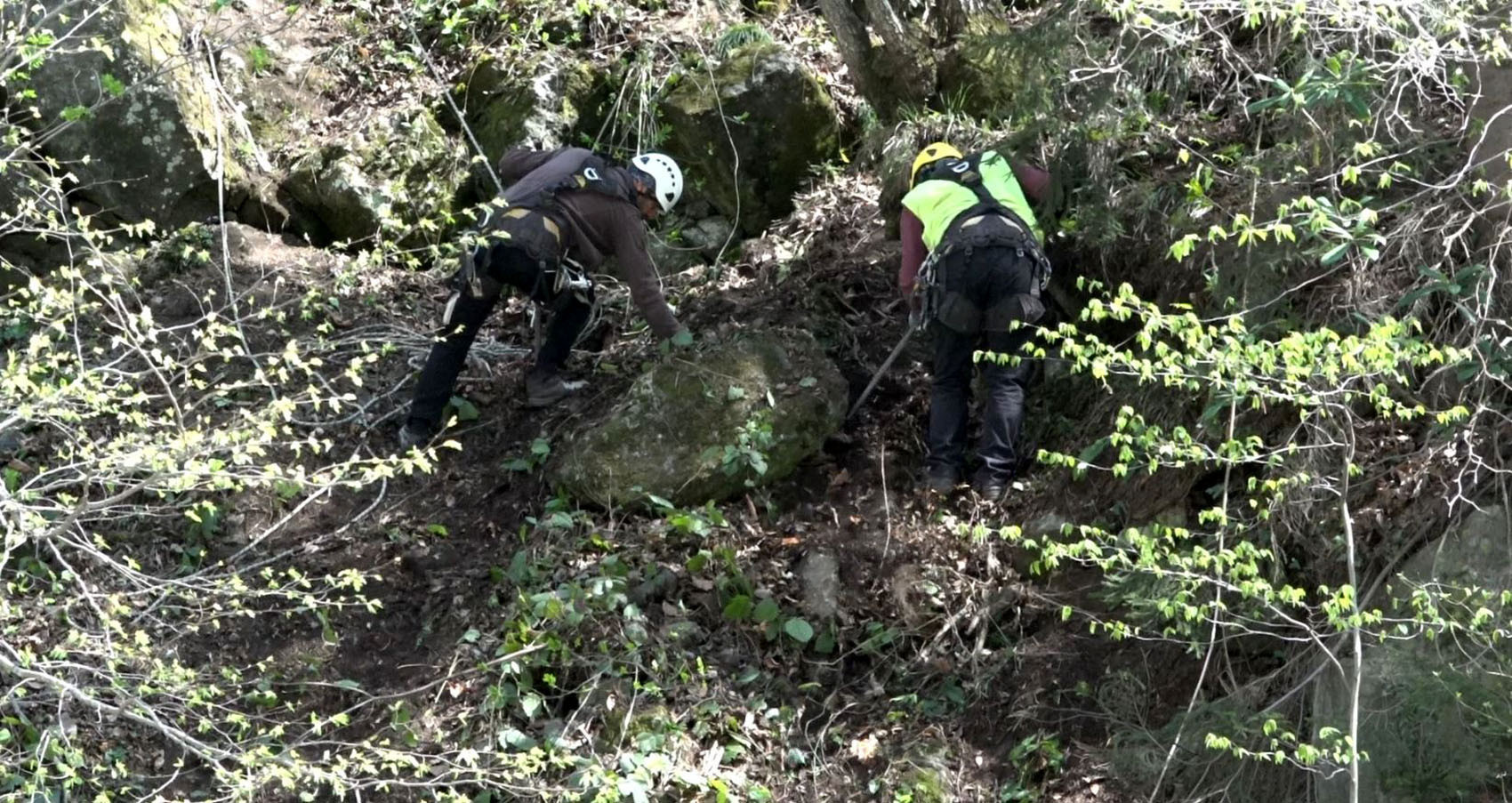 Dağcılar riskli kayalar için çalışma başlattı... Yamaçları çelik ağlarla örüyor