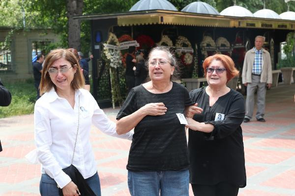 Spiker Özlem Sarıkaya Yurta veda