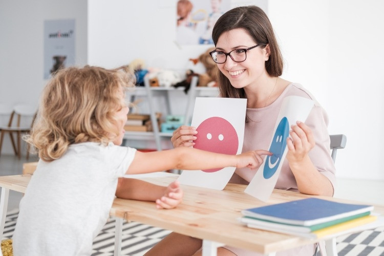 Asperger sendromu nedir Asperger sendromu belirtileri ve tedavisi