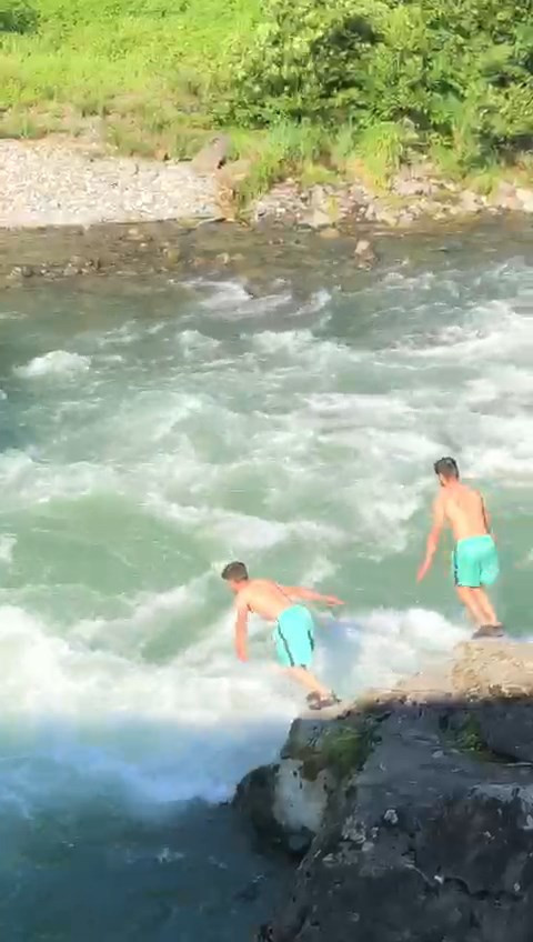 Fırtına Deresine atlayan gençlerden biri boğuldu, biri son anda kurtuldu