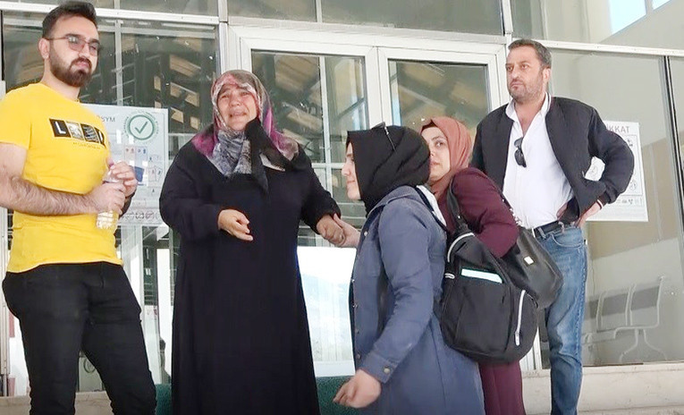 KIZI SINAVA GEÇ KALINCA AĞLADI