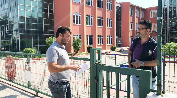 KAPININ ÜZERİNDEN ATLA DEDİLER