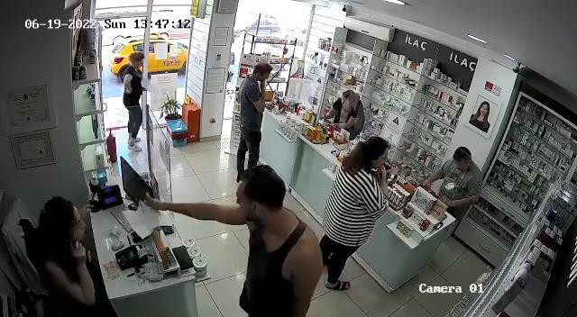 Yanlış adres verildi bahanesiyle eczanede ortalığı birbirine kattı