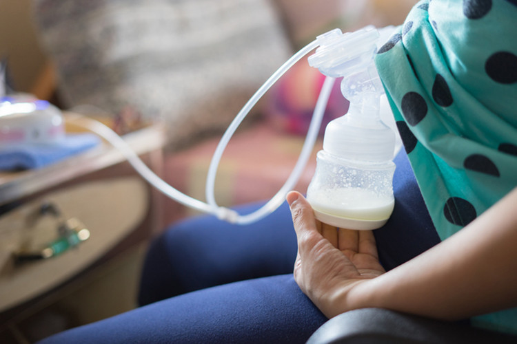 Anne sütü nasıl saklanır Buzdolabında ve buzlukta anne sütü saklama süresi