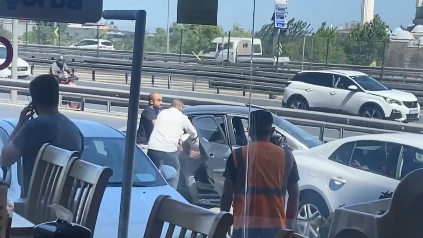 D-100de dehşet anları Herkesin gözü önünde darbedip kaçırdılar