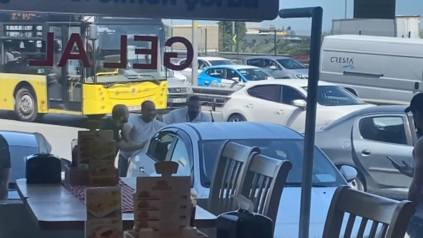 D-100de dehşet anları Herkesin gözü önünde darbedip kaçırdılar