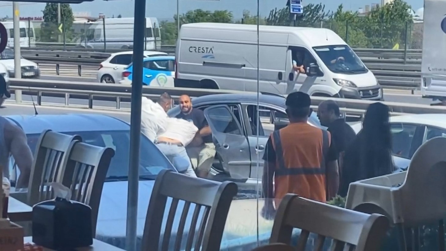 D-100de dehşet anları Herkesin gözü önünde darbedip kaçırdılar