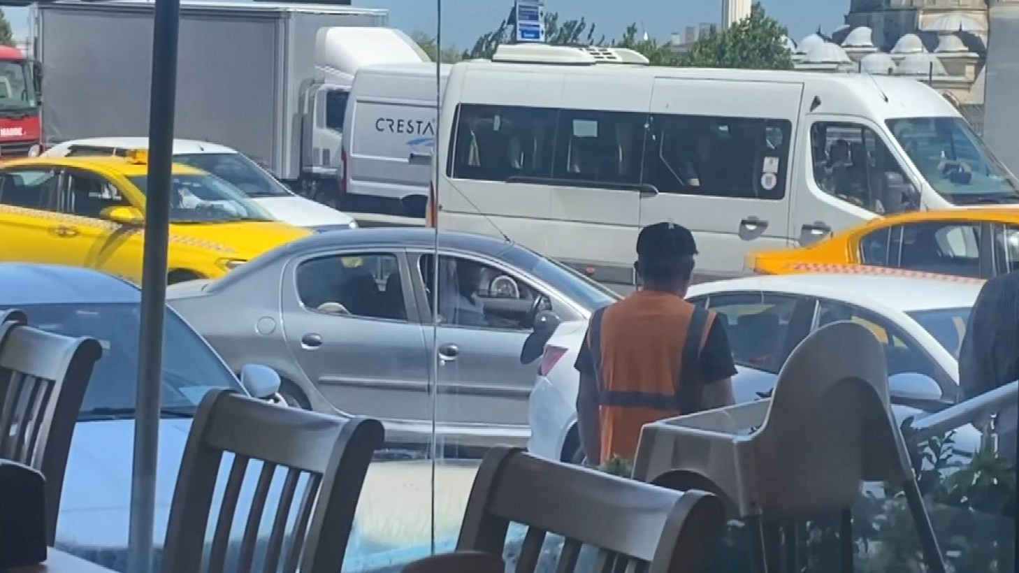 D-100de dehşet anları Herkesin gözü önünde darbedip kaçırdılar