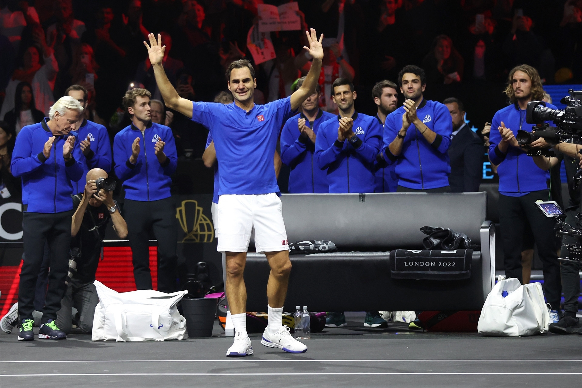 Roger Federer tenise gözyaşları içerisinde veda etti