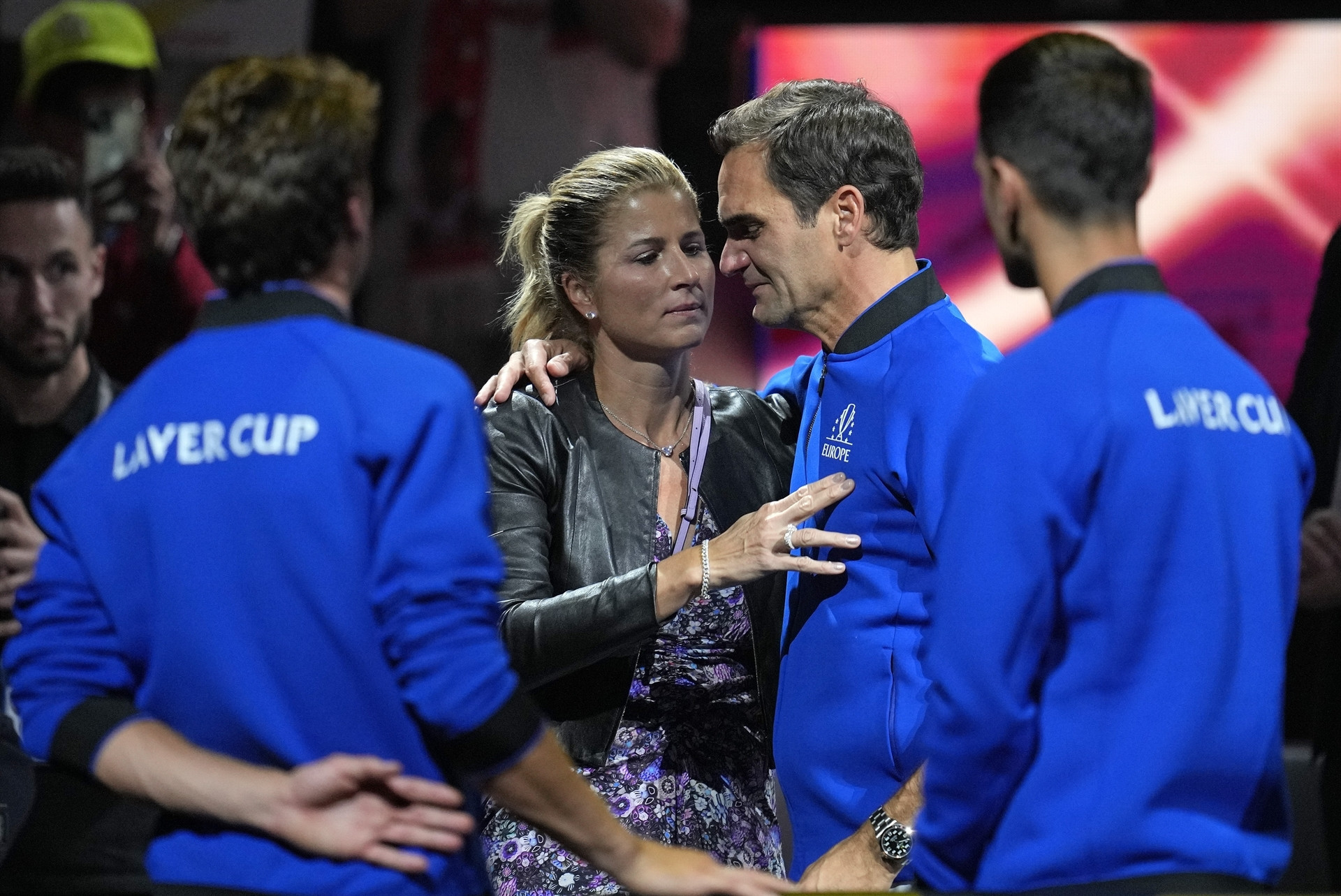Roger Federer tenise gözyaşları içerisinde veda etti