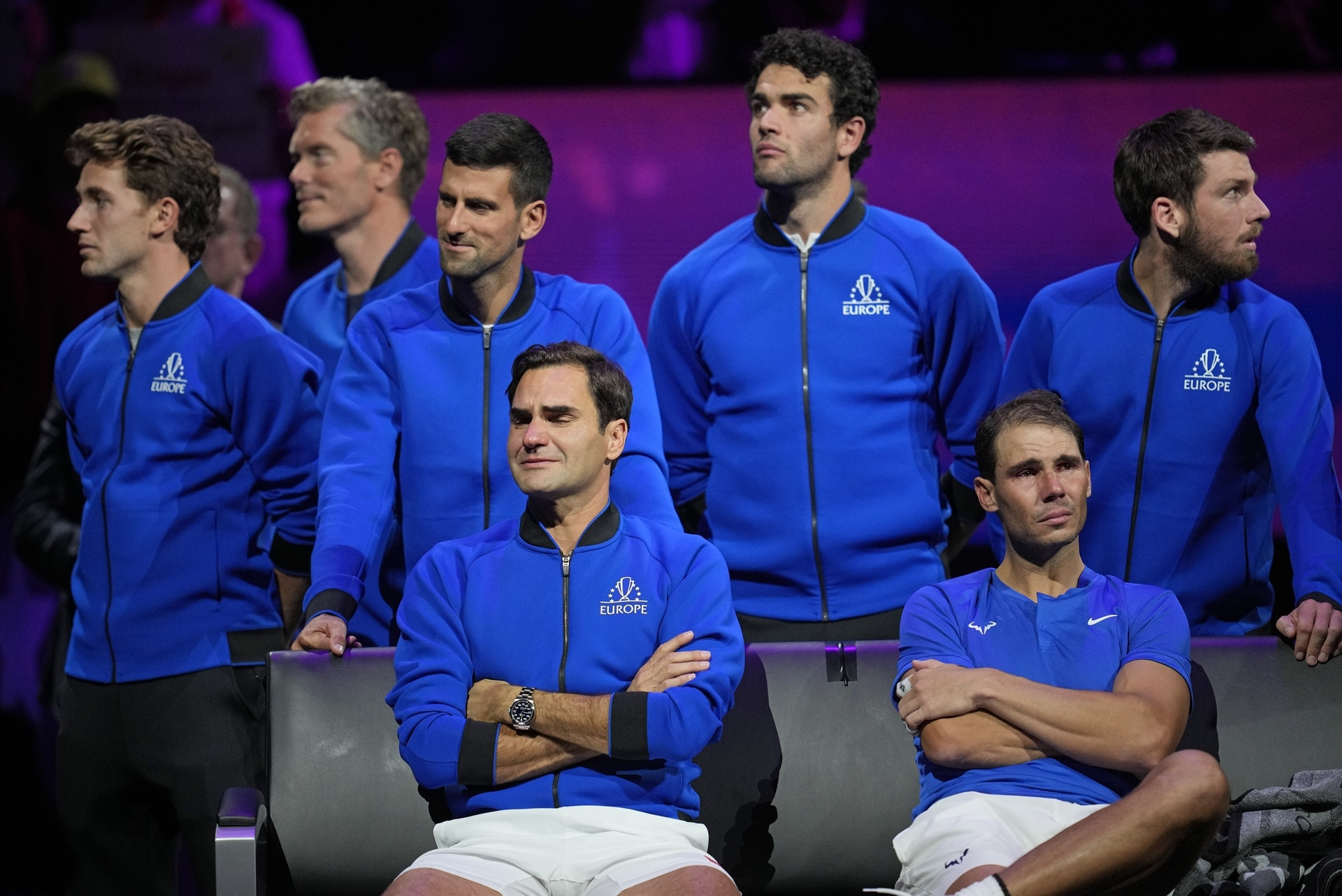 Roger Federer tenise gözyaşları içerisinde veda etti