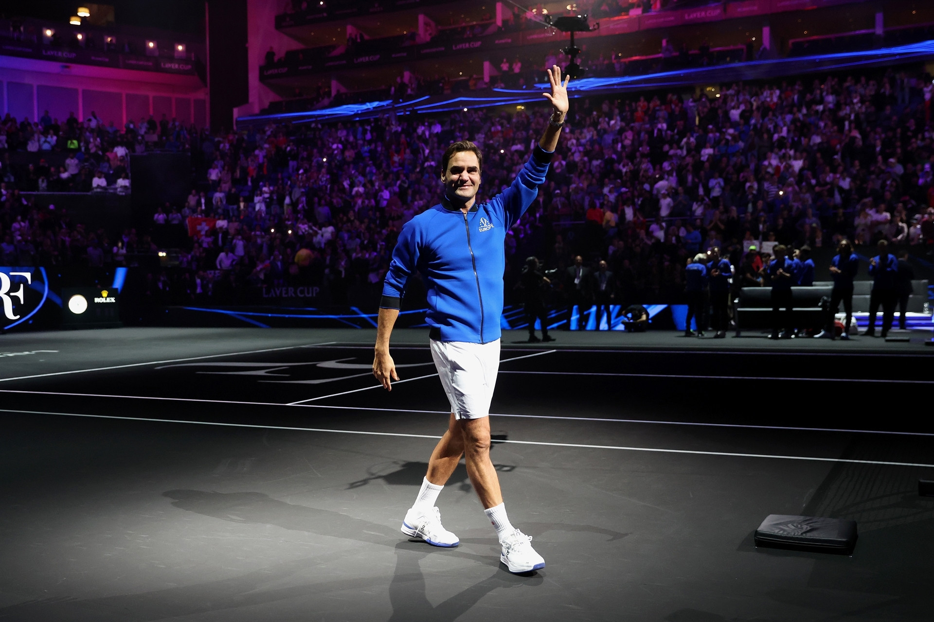 Roger Federer tenise gözyaşları içerisinde veda etti
