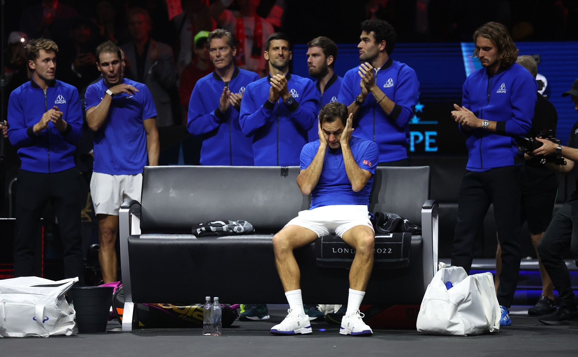 Roger Federer tenise gözyaşları içerisinde veda etti