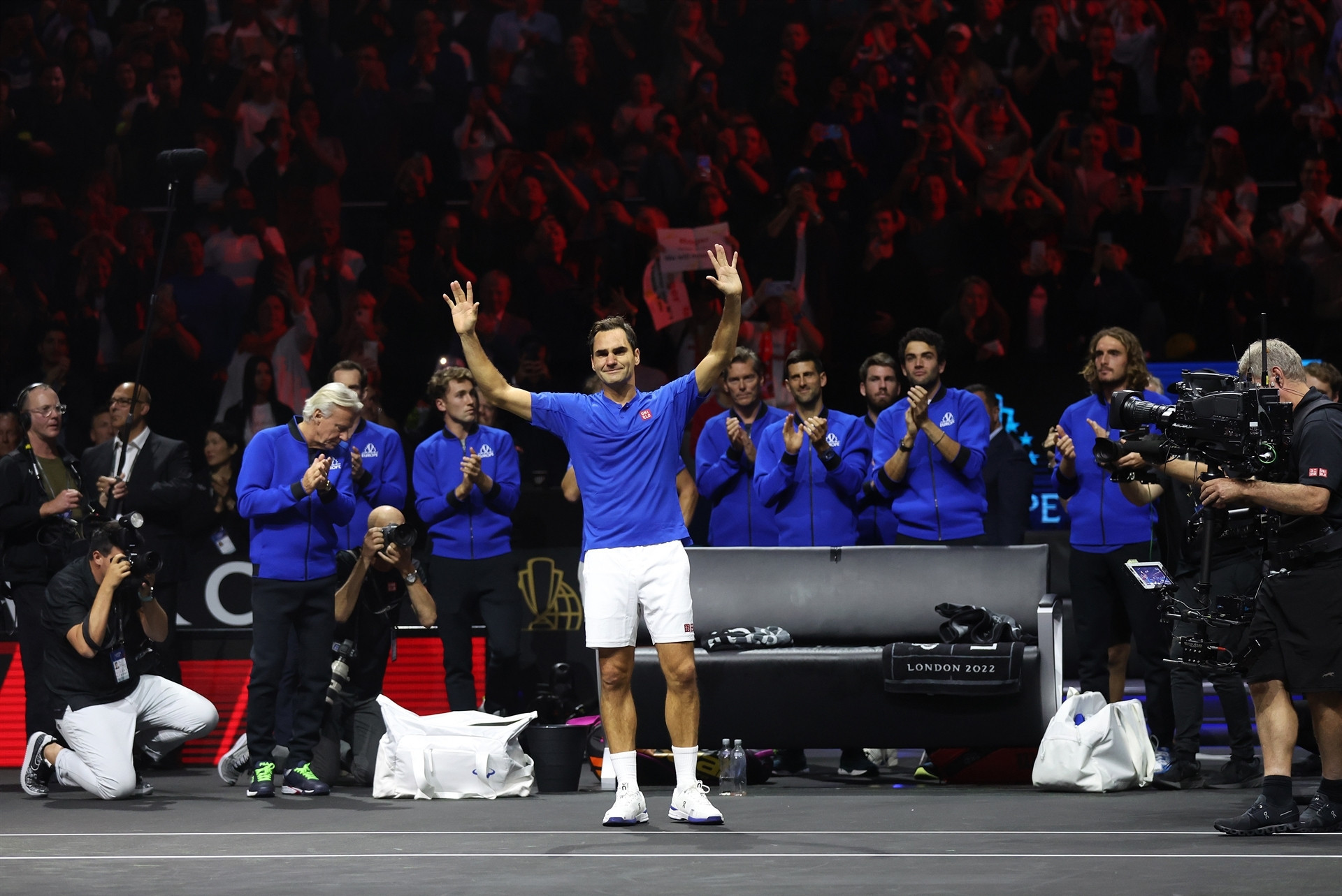 Roger Federer tenise gözyaşları içerisinde veda etti
