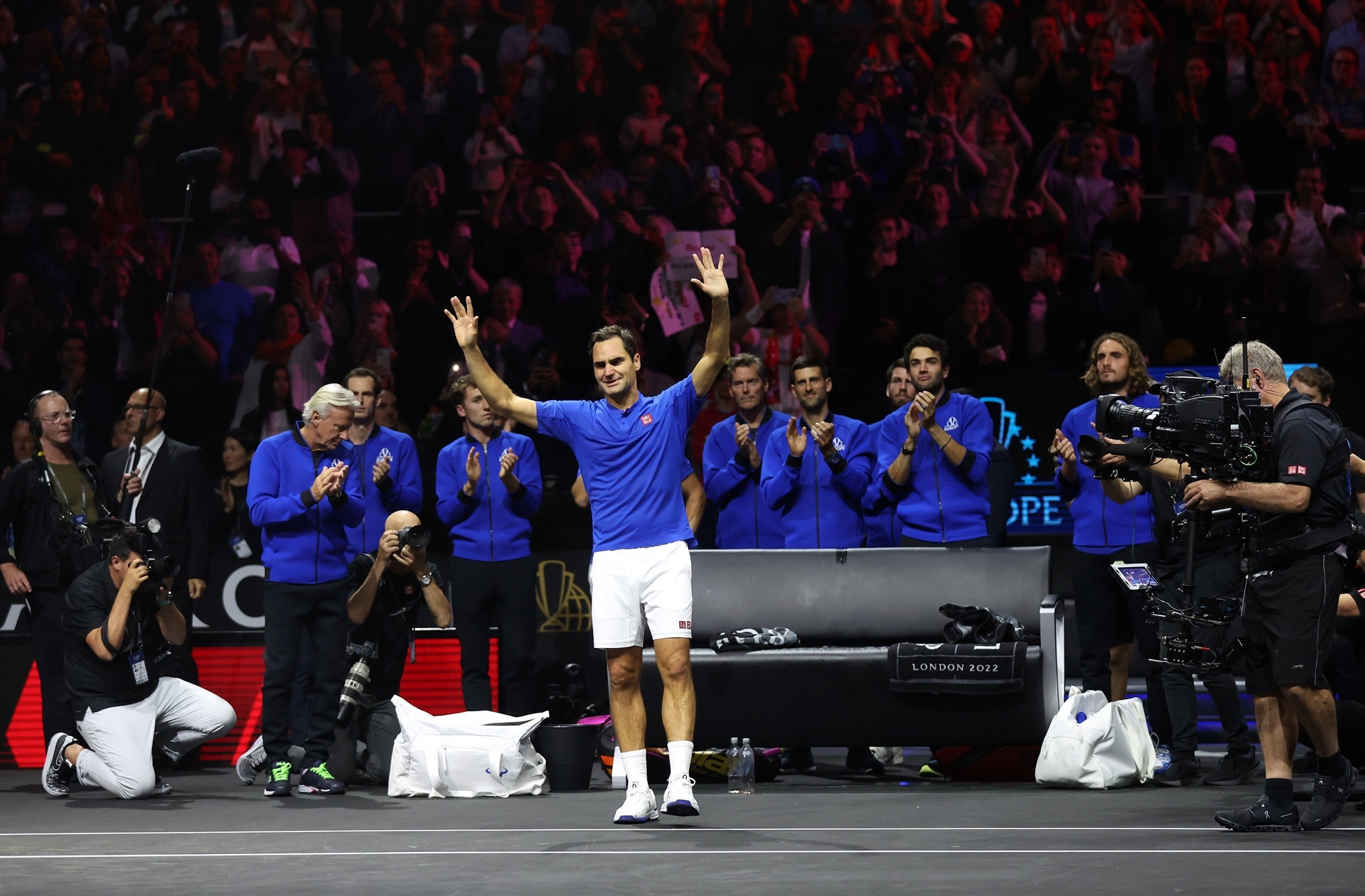 Roger Federer tenise gözyaşları içerisinde veda etti