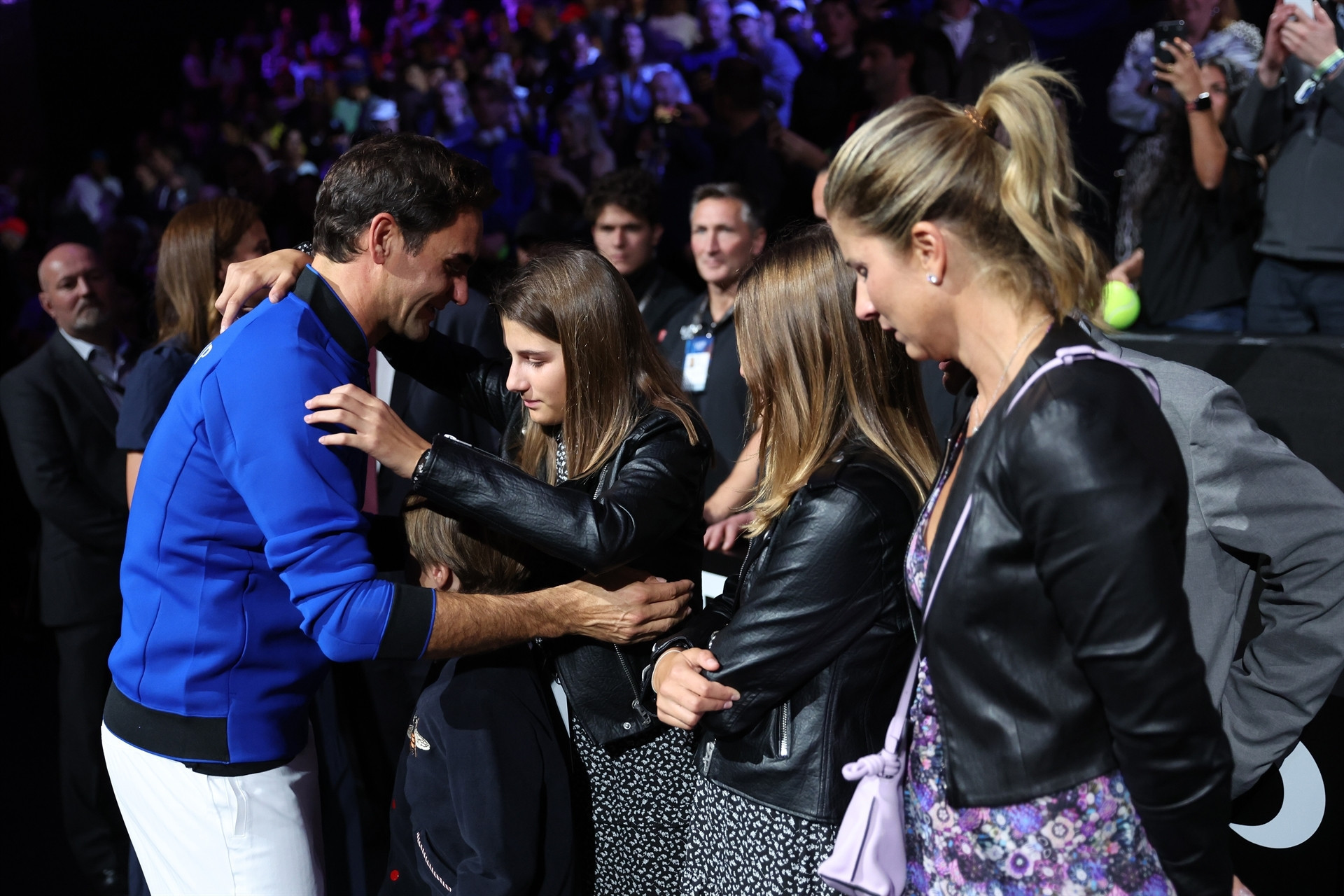 Roger Federer tenise gözyaşları içerisinde veda etti