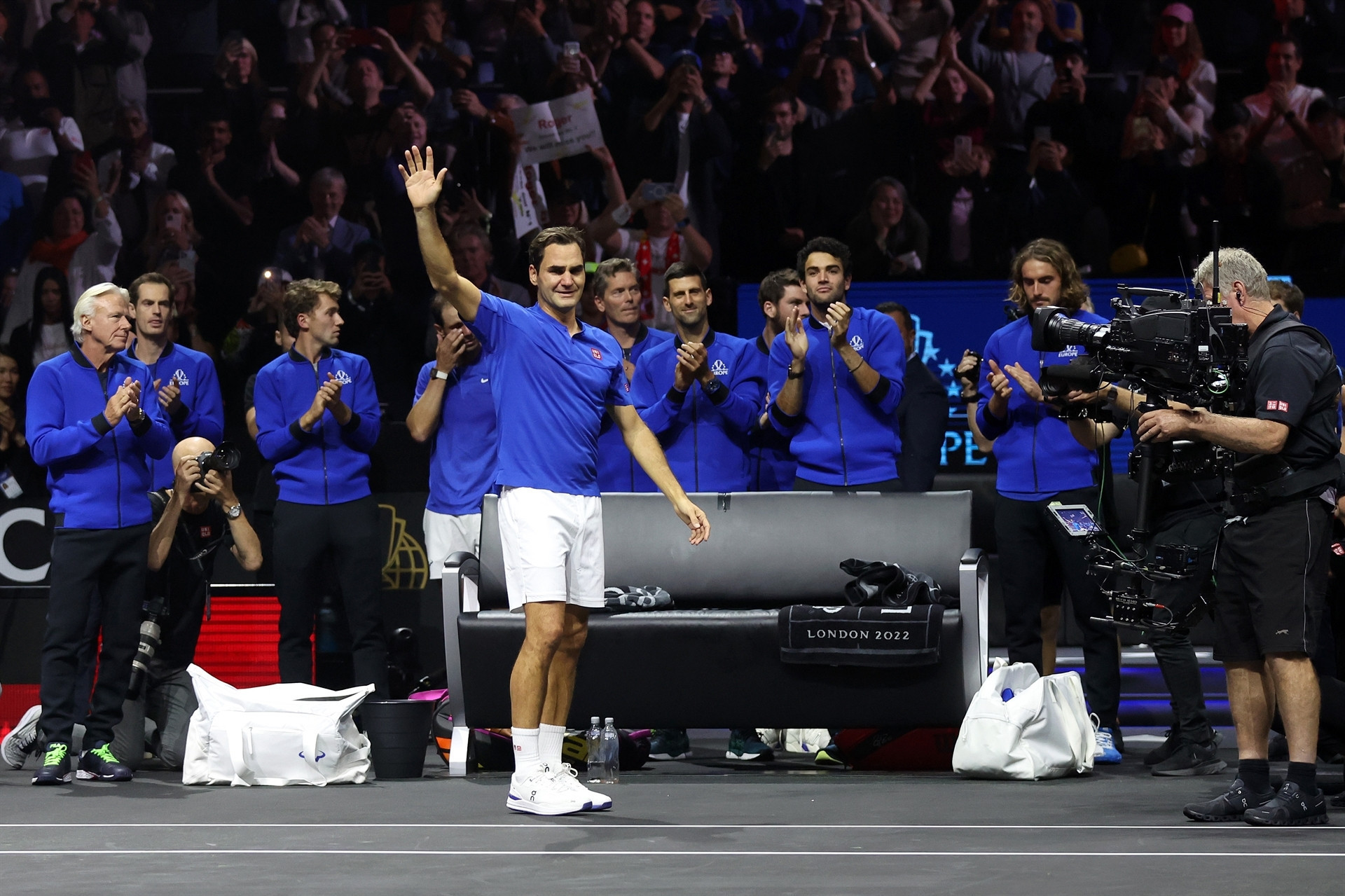 Roger Federer tenise gözyaşları içerisinde veda etti