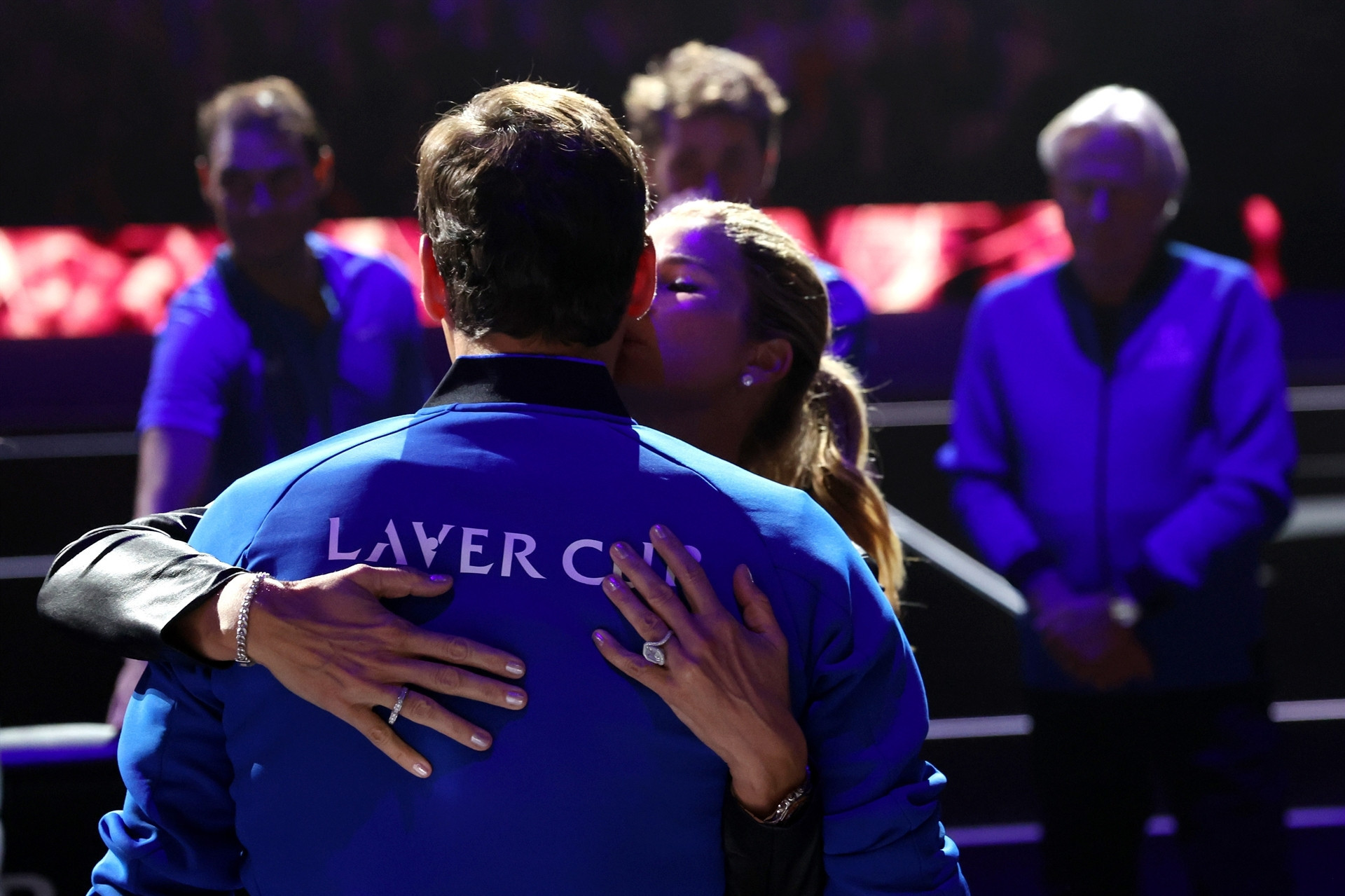 Roger Federer tenise gözyaşları içerisinde veda etti