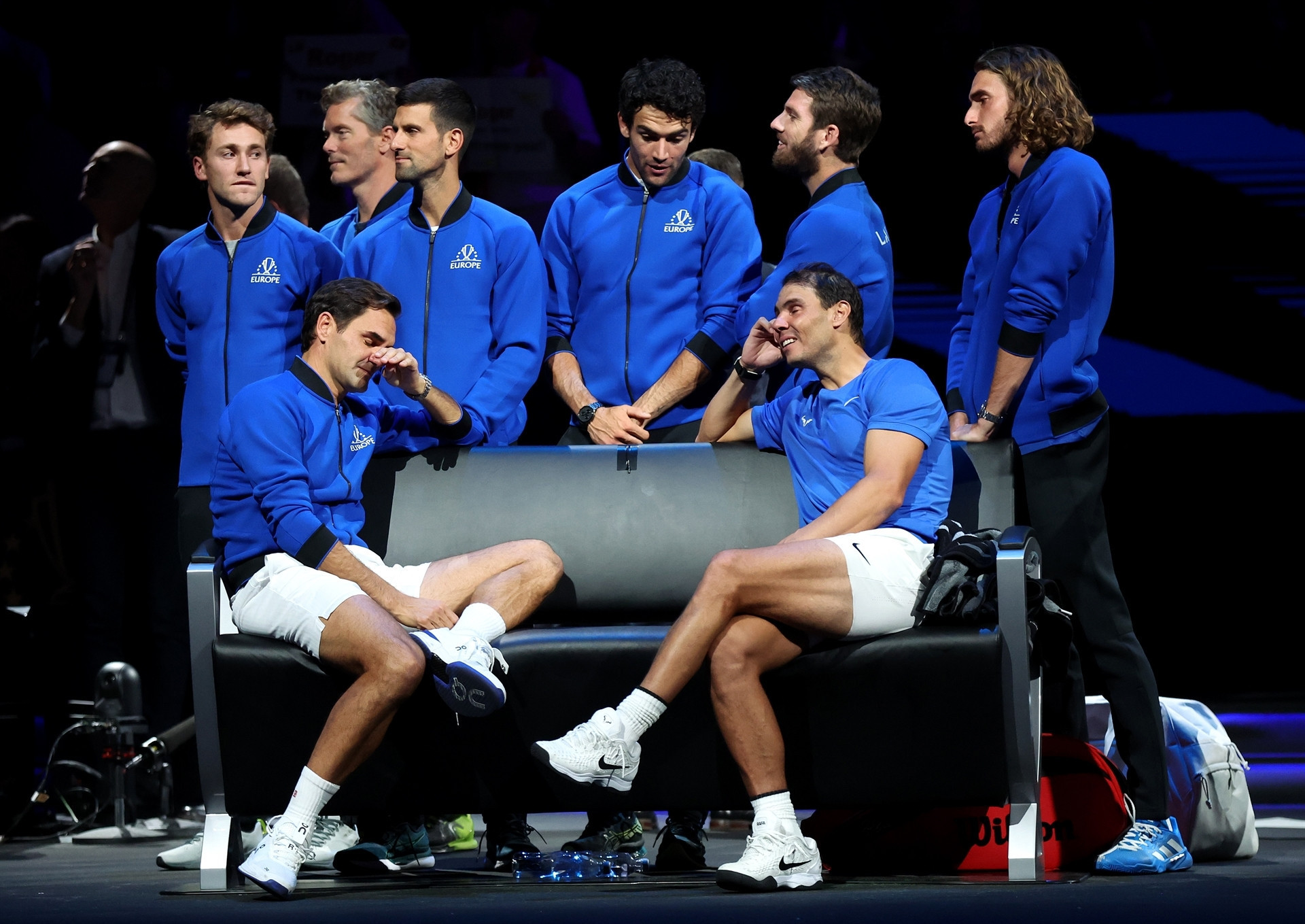 Roger Federer tenise gözyaşları içerisinde veda etti