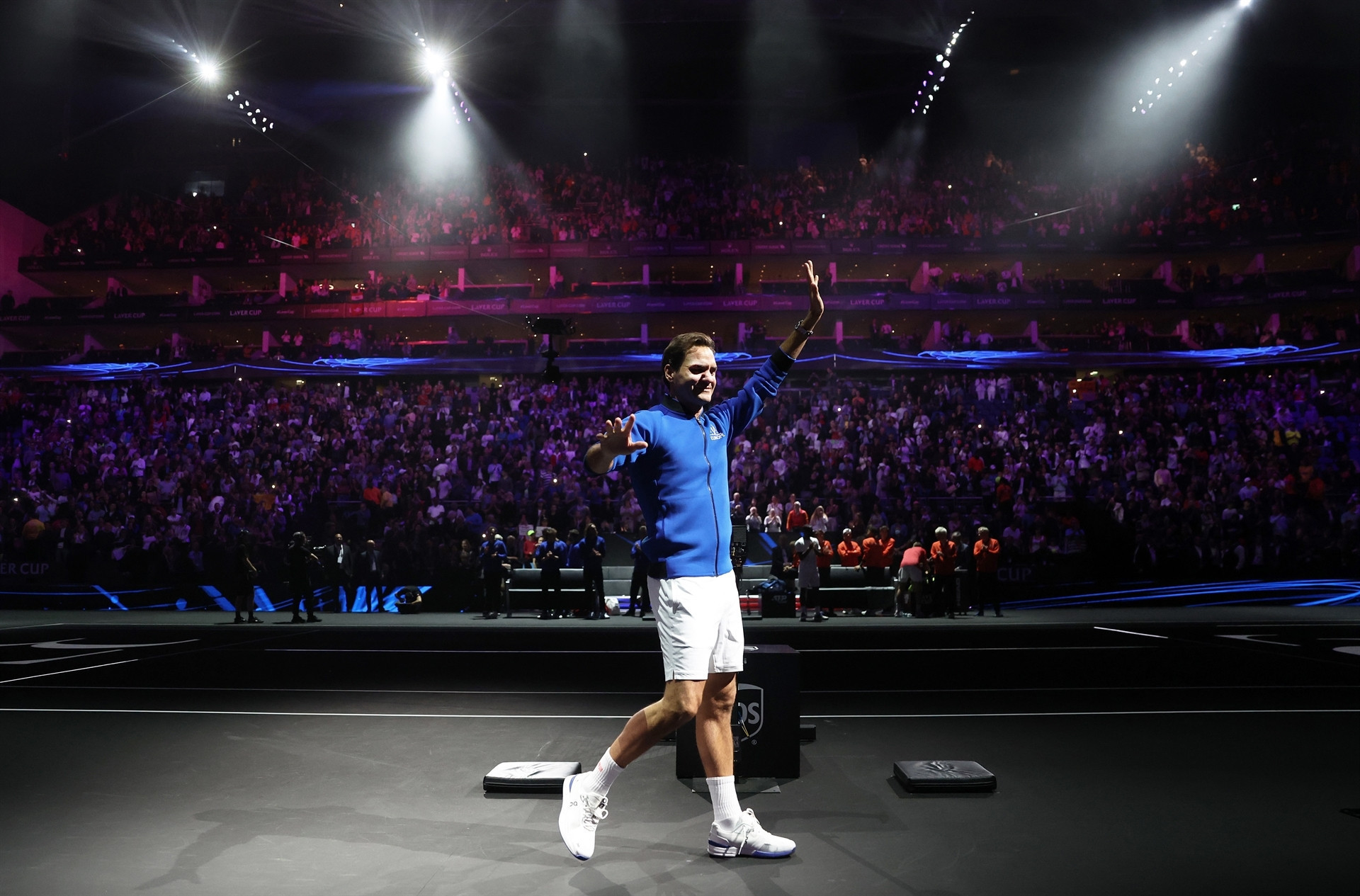 Roger Federer tenise gözyaşları içerisinde veda etti