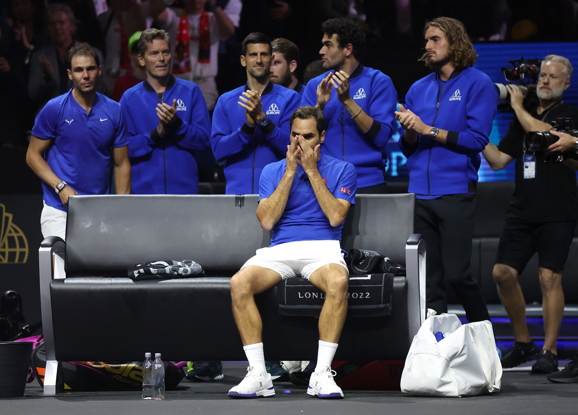 Roger Federer tenise gözyaşları içerisinde veda etti