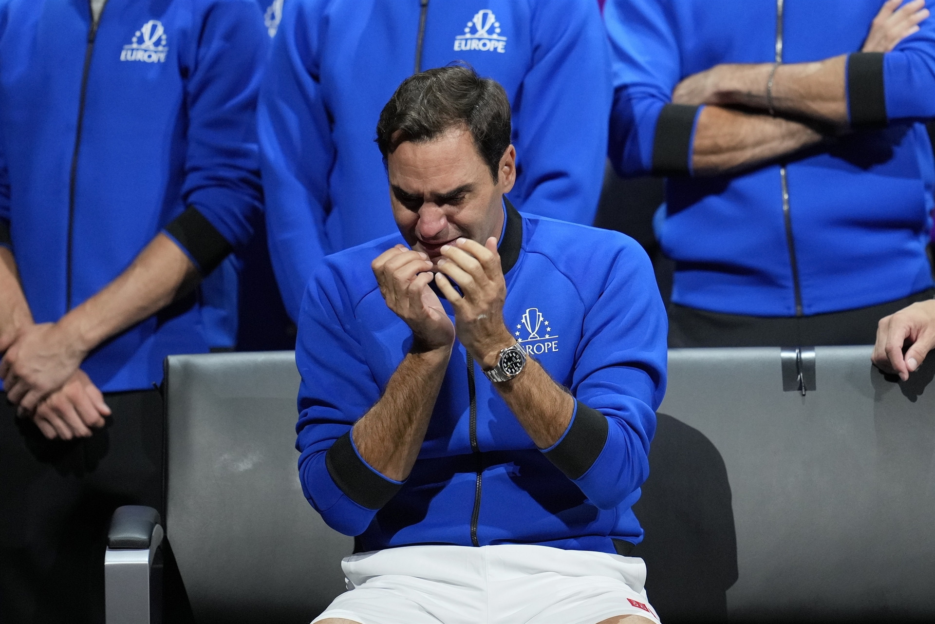 Roger Federer tenise gözyaşları içerisinde veda etti