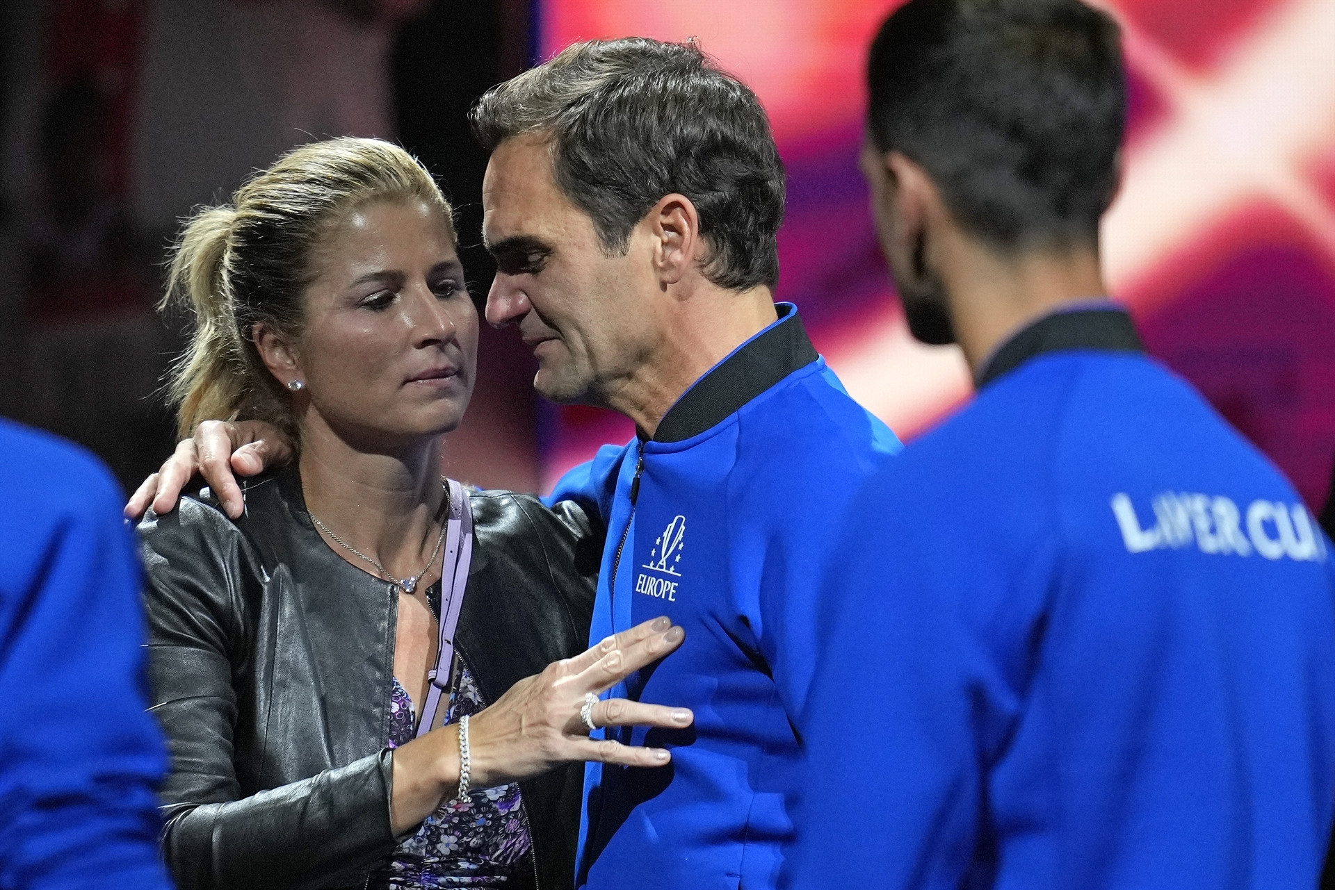 Roger Federer tenise gözyaşları içerisinde veda etti