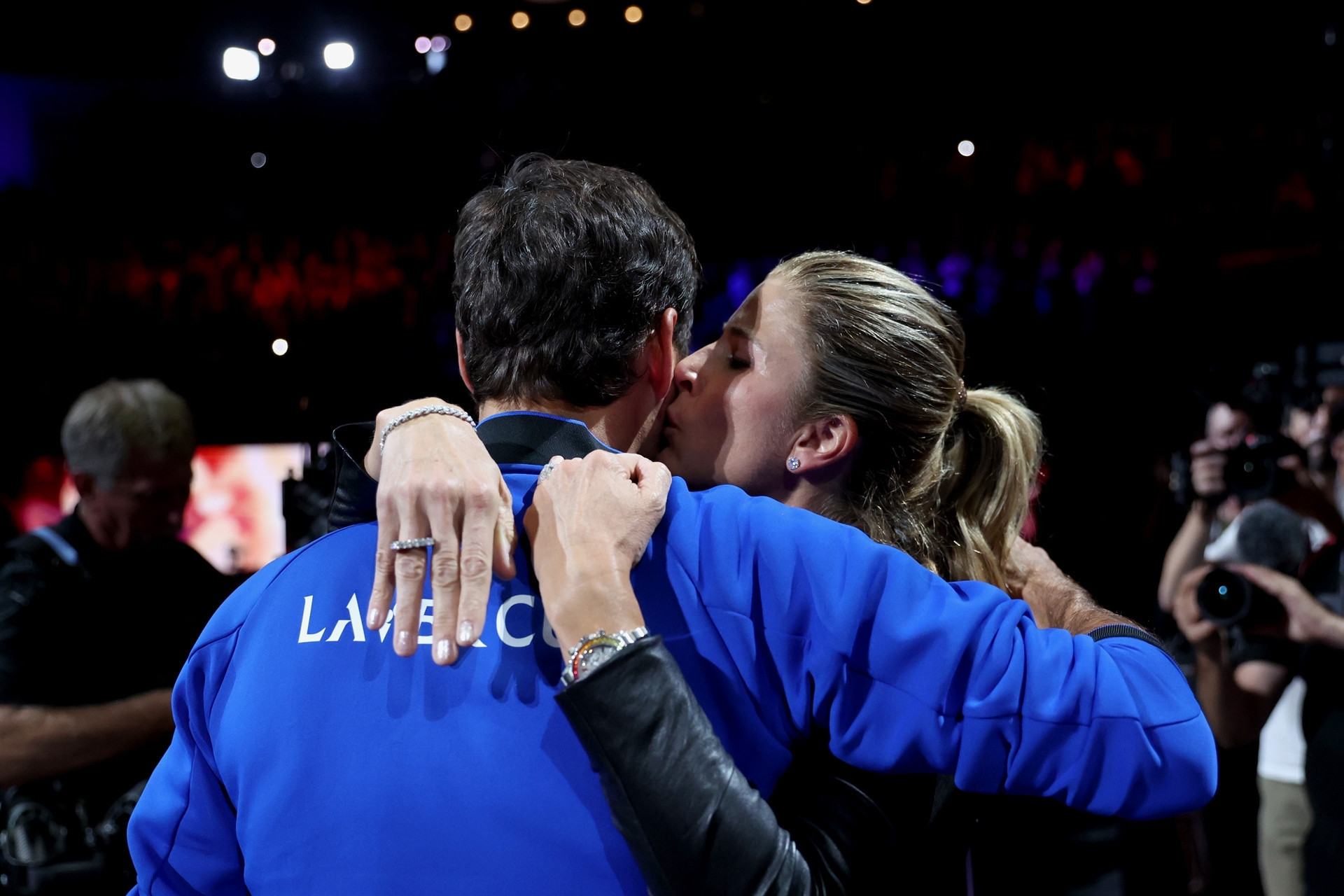 Roger Federer tenise gözyaşları içerisinde veda etti