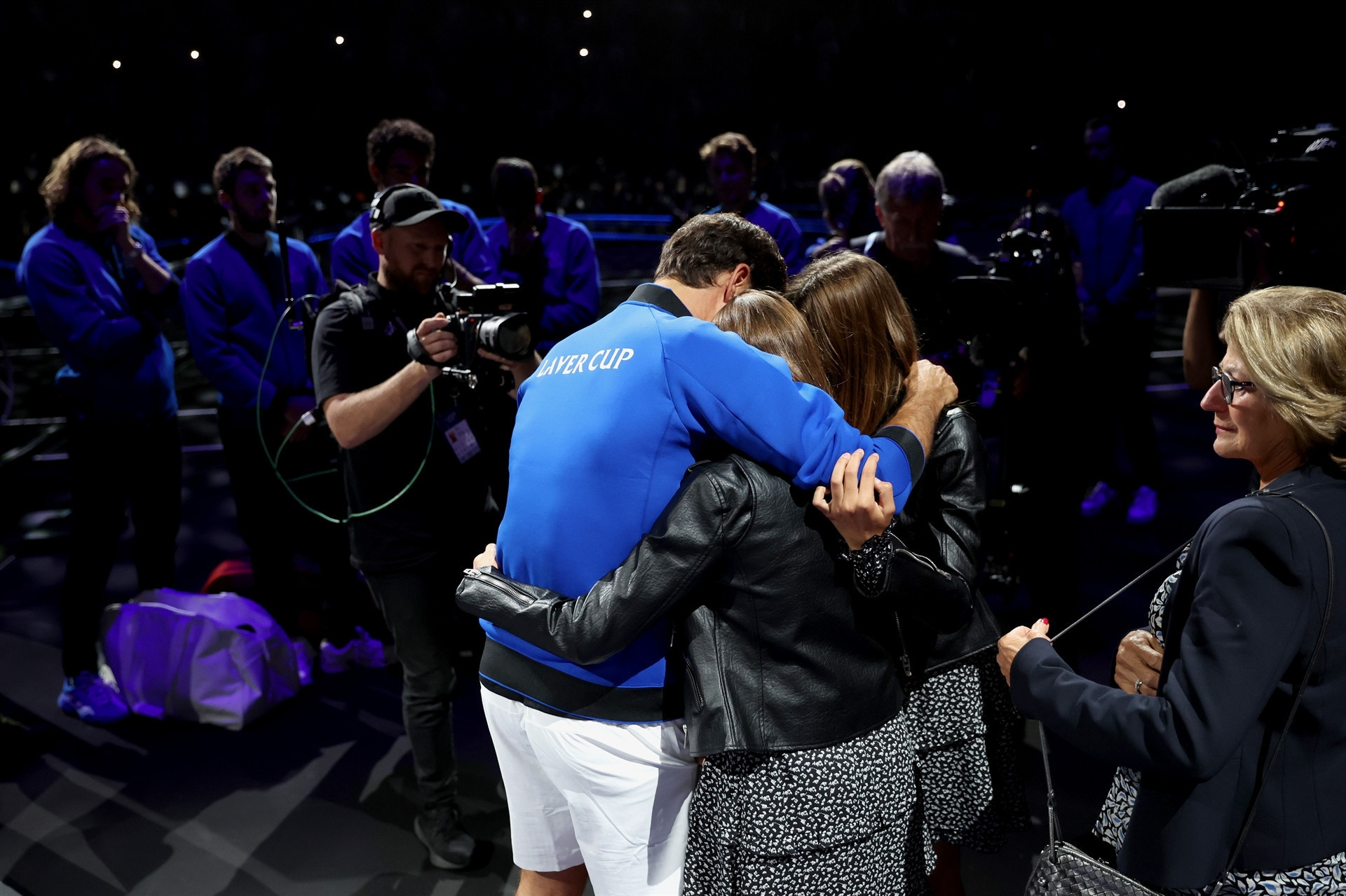 Roger Federer tenise gözyaşları içerisinde veda etti
