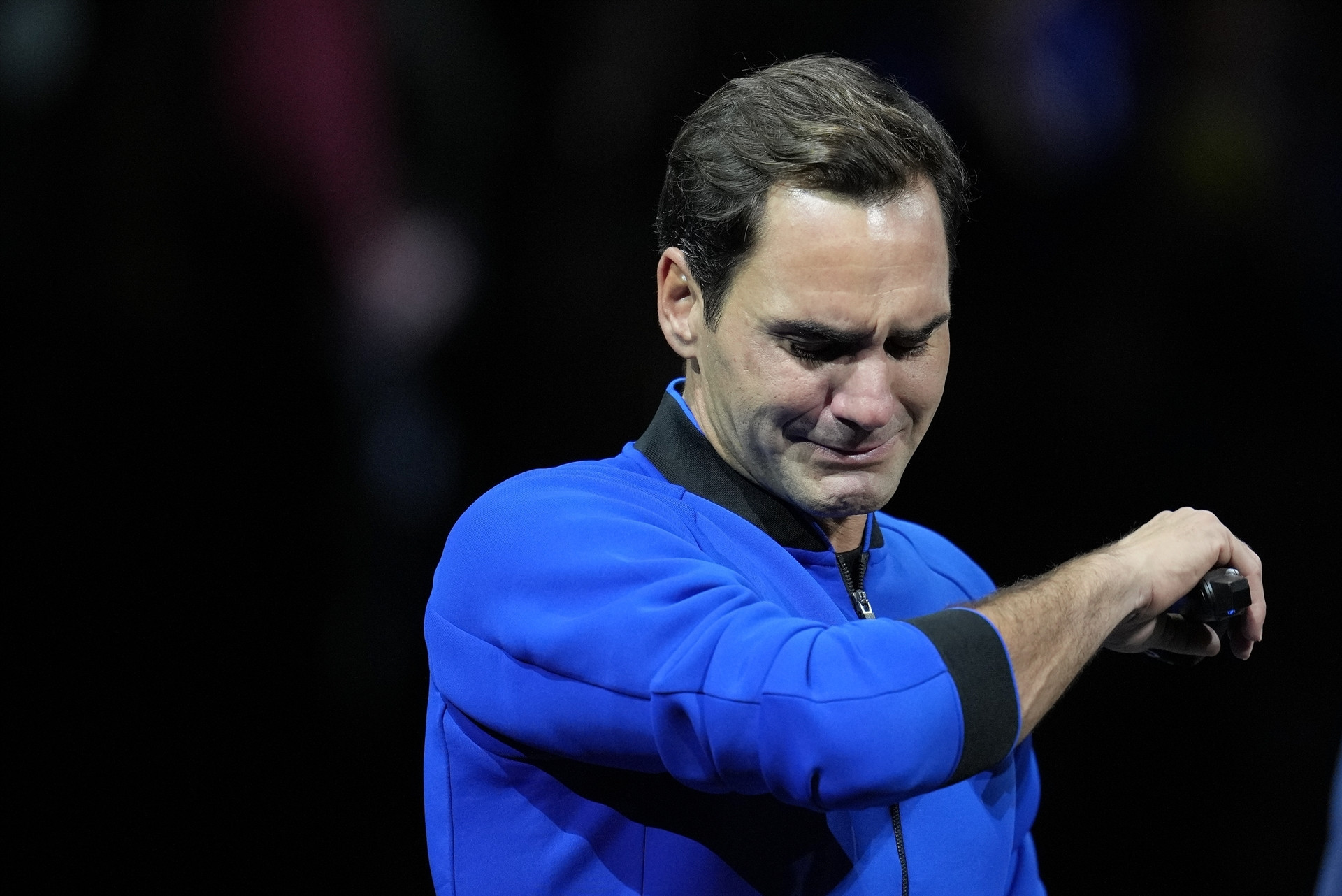 Roger Federer tenise gözyaşları içerisinde veda etti