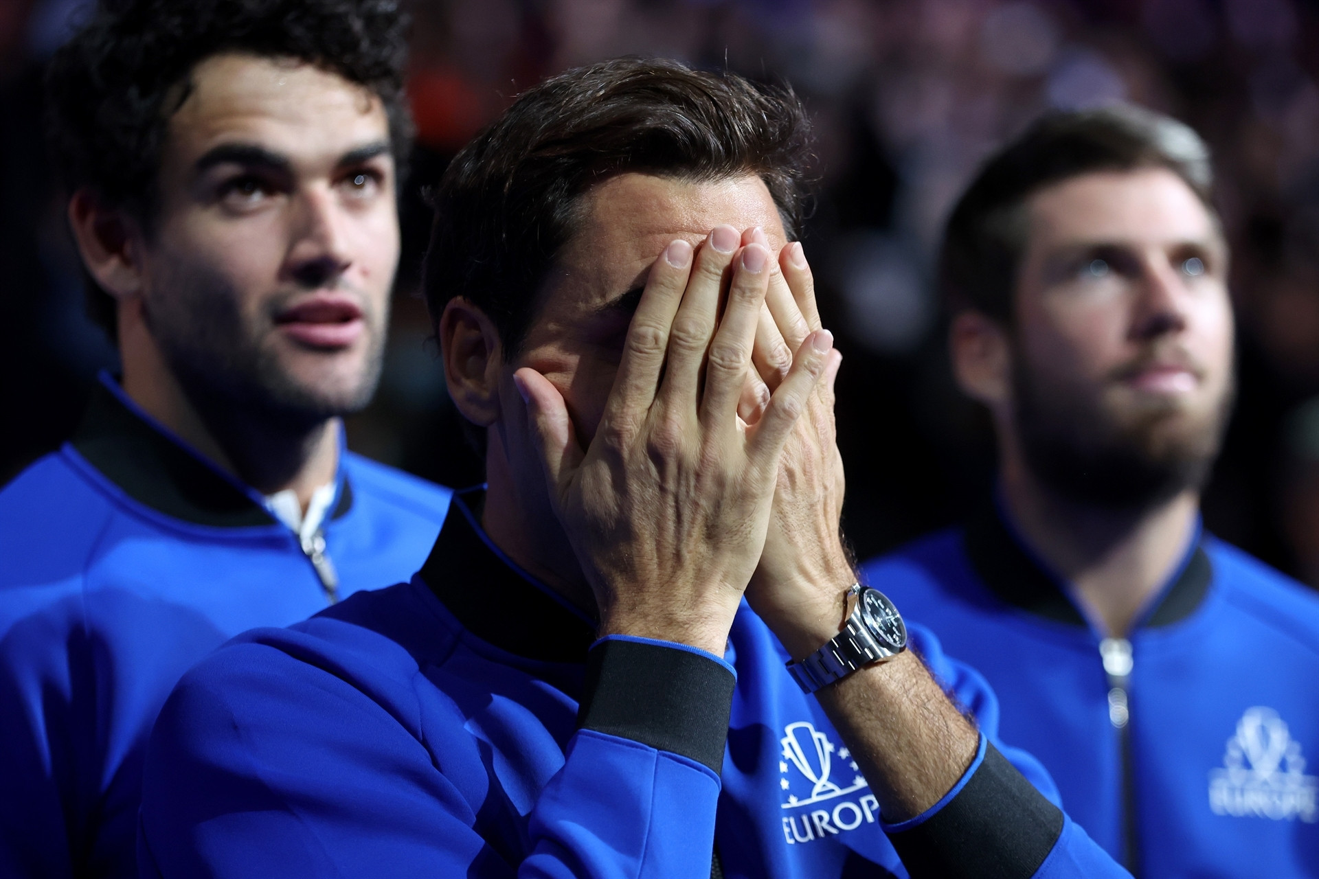 Roger Federer tenise gözyaşları içerisinde veda etti