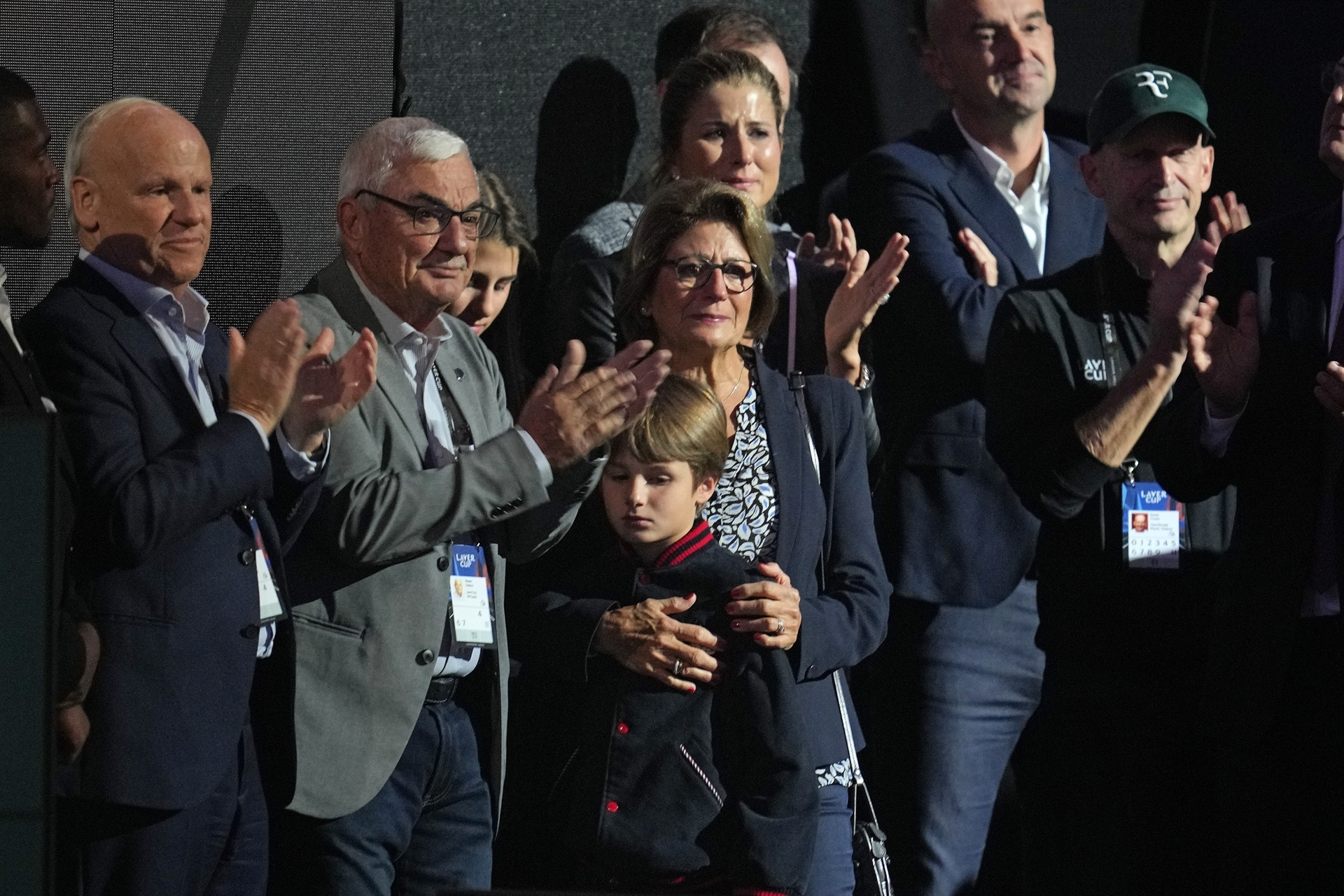 Roger Federer tenise gözyaşları içerisinde veda etti