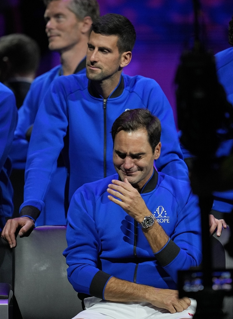 Roger Federer tenise gözyaşları içerisinde veda etti