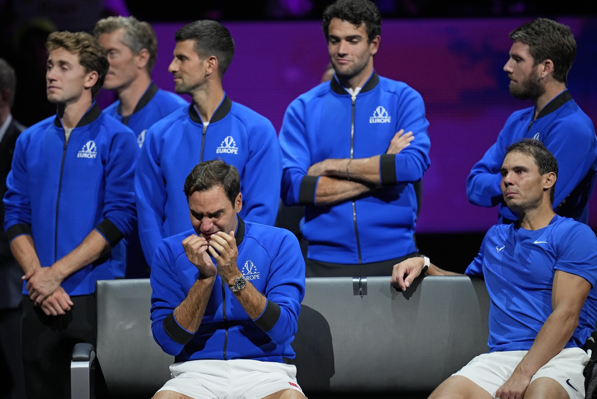 Roger Federer tenise gözyaşları içerisinde veda etti