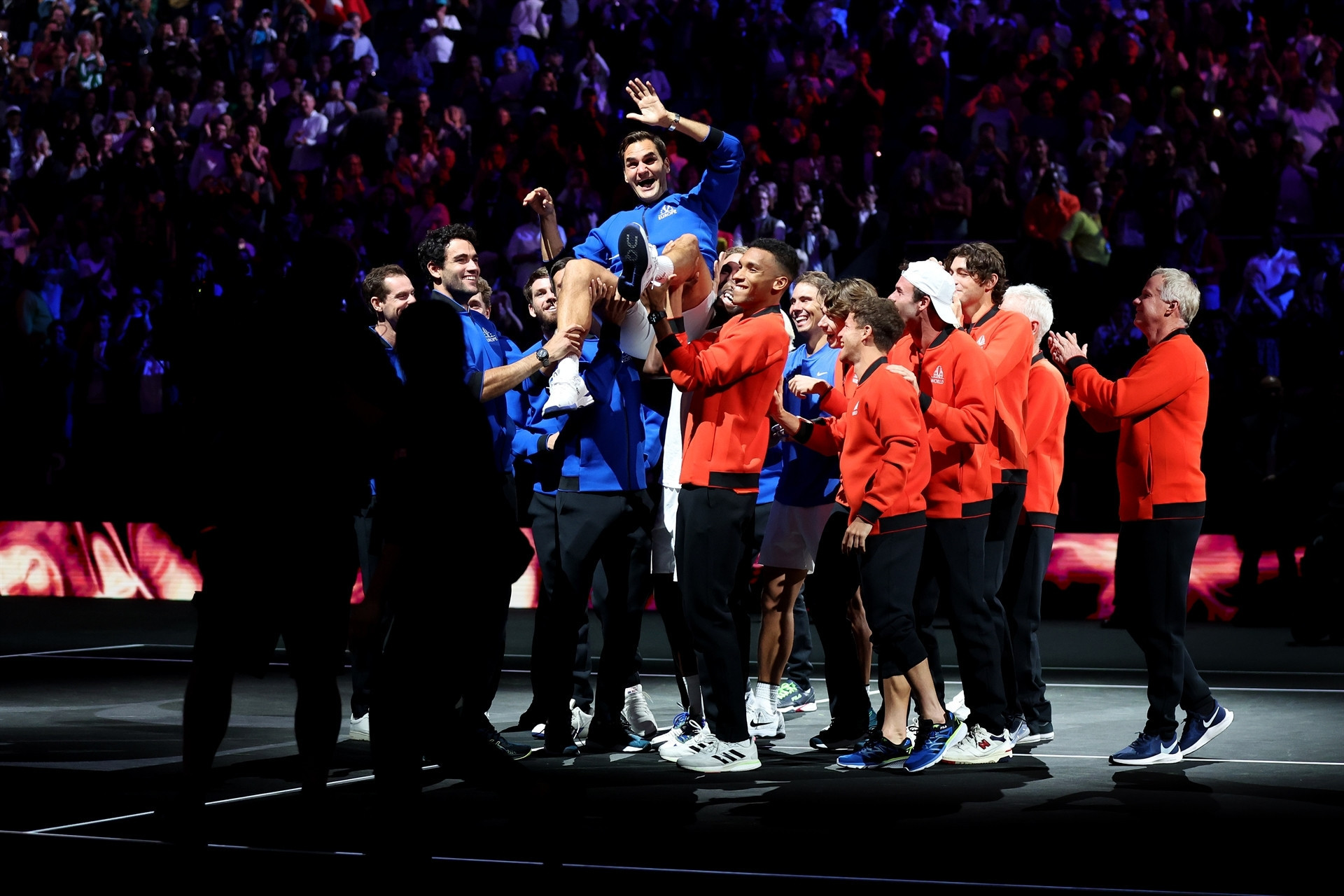 Roger Federer tenise gözyaşları içerisinde veda etti