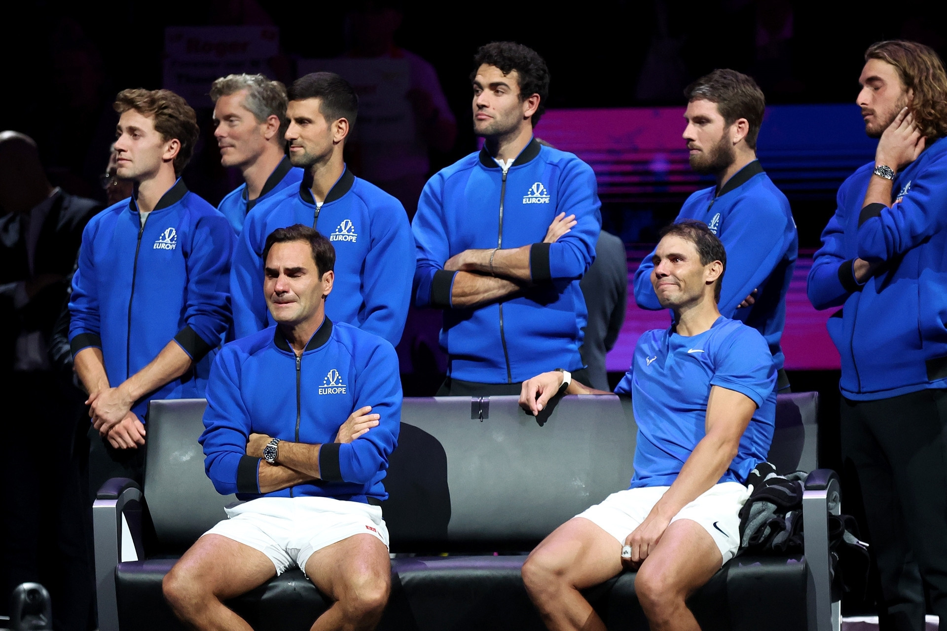 Roger Federer tenise gözyaşları içerisinde veda etti