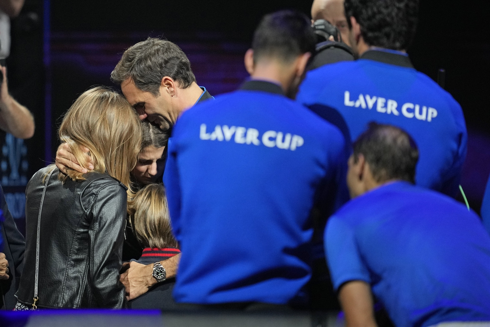 Roger Federer tenise gözyaşları içerisinde veda etti