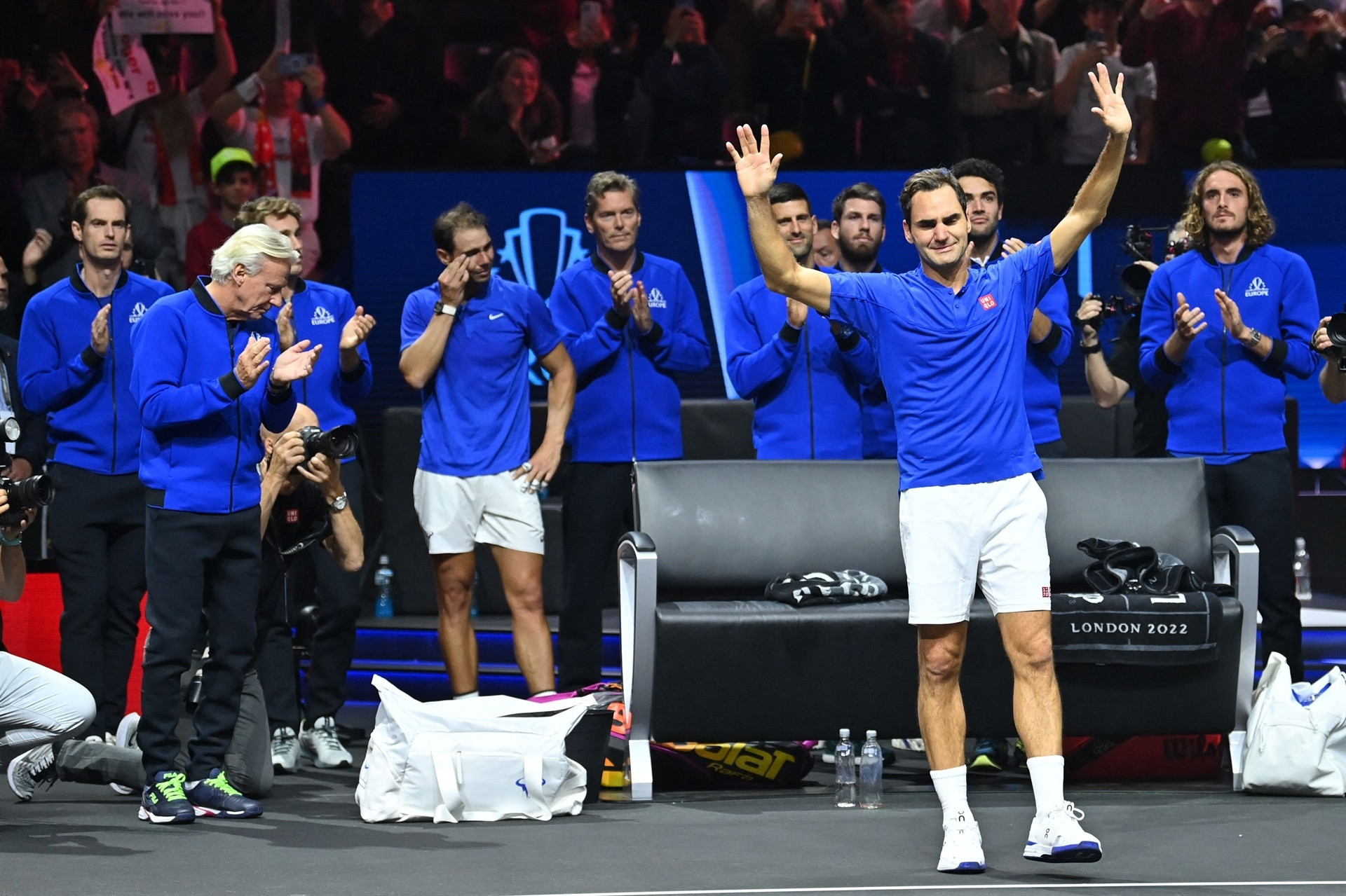 Roger Federer tenise gözyaşları içerisinde veda etti
