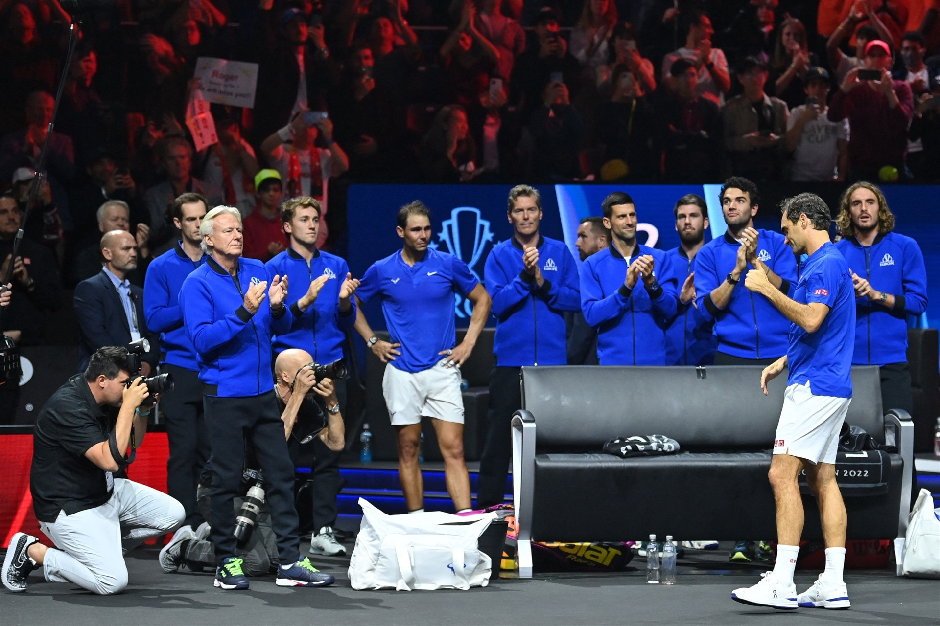 Roger Federer tenise gözyaşları içerisinde veda etti