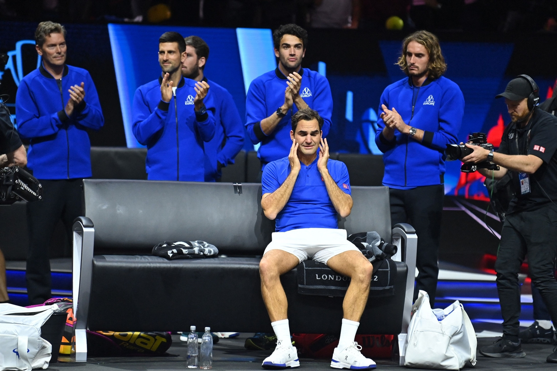 Roger Federer tenise gözyaşları içerisinde veda etti