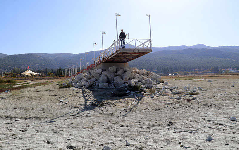 Burdur Gölünde su seviyesindeki çekilme nedeniyle iskele, 18 metre uzaklaştı İşte endişe veren kareler...