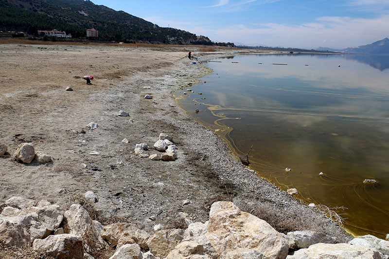 Burdur Gölünde su seviyesindeki çekilme nedeniyle iskele, 18 metre uzaklaştı İşte endişe veren kareler...
