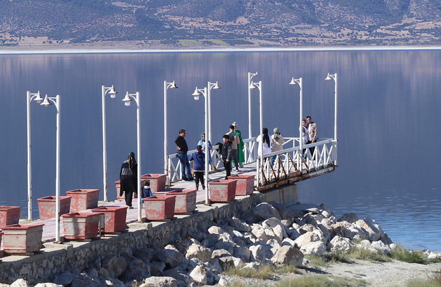 Burdur Gölünde su seviyesindeki çekilme nedeniyle iskele, 18 metre uzaklaştı İşte endişe veren kareler...