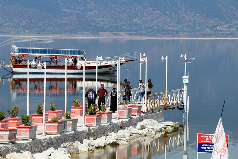 Burdur Gölünde su seviyesindeki çekilme nedeniyle iskele, 18 metre uzaklaştı İşte endişe veren kareler...