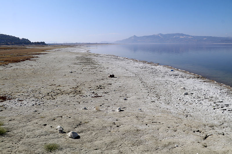Burdur Gölünde su seviyesindeki çekilme nedeniyle iskele, 18 metre uzaklaştı İşte endişe veren kareler...
