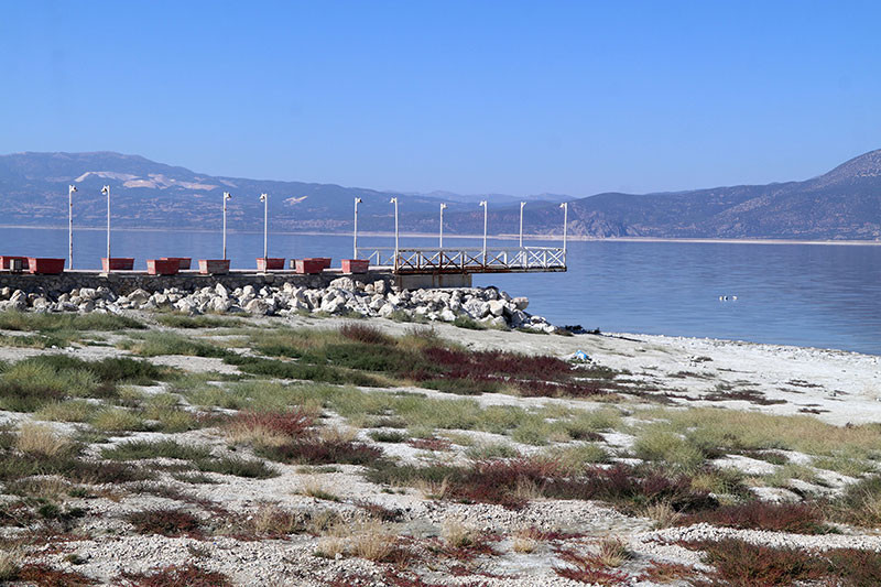 Burdur Gölünde su seviyesindeki çekilme nedeniyle iskele, 18 metre uzaklaştı İşte endişe veren kareler...